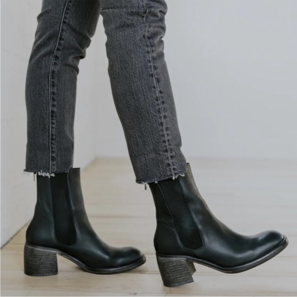 Free People Shoes - New Free People
Essential Chelsea Boots black leather